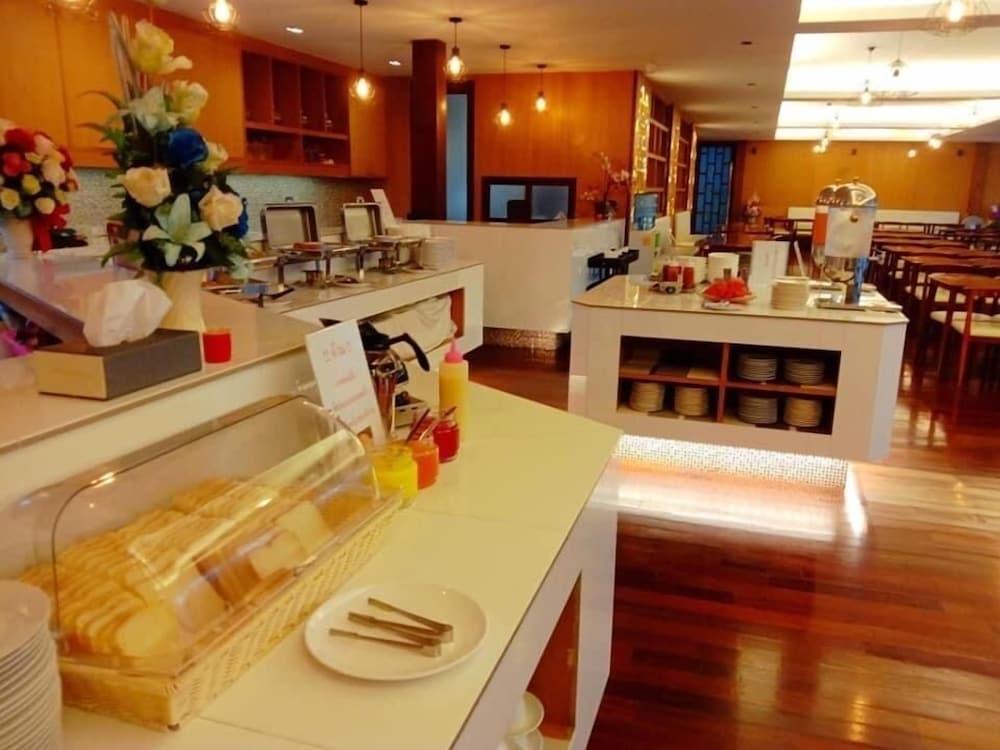 Tai-Shan Suites Ratchaburi Buitenkant foto