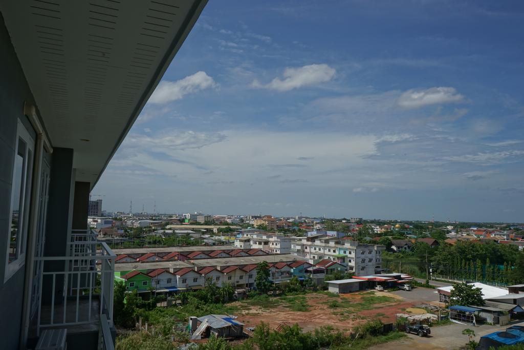 Tai-Shan Suites Ratchaburi Buitenkant foto